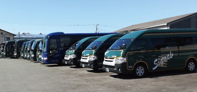 駐車場に並んださまざまなバス